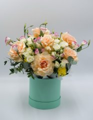 Композиция №153 из роз, эустомы и хризантемы кустовой