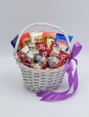 Небольшая корзина со сладостями