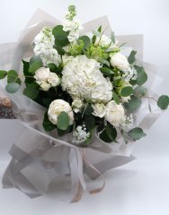 Букет №116 из пионов, роз, гортензии и маттиолы