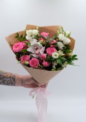 Букет №35 из кустовых роз, эустом и орхидеи